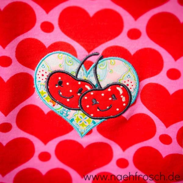 Rotes Outfit mit Kirschen zum Buchstabenlernen