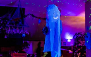 Halloween Deko selber machen: Luftballon Geister basteln