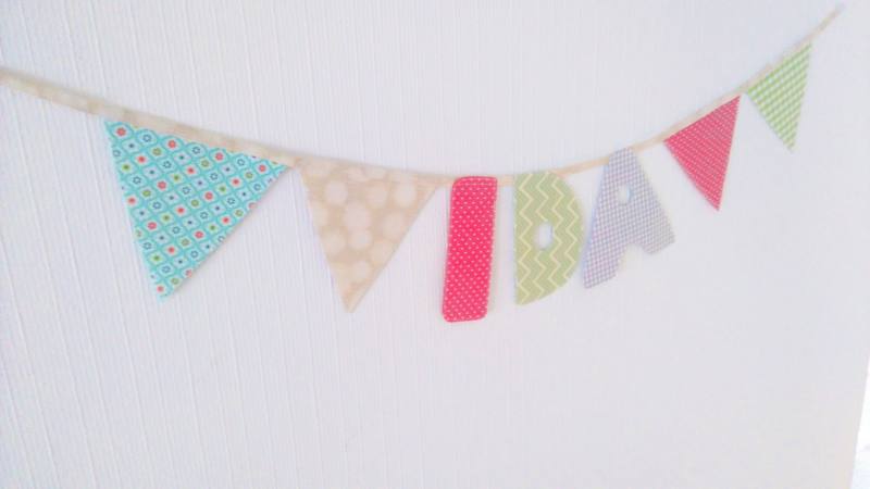 Die fertige Wimpelkette hängt