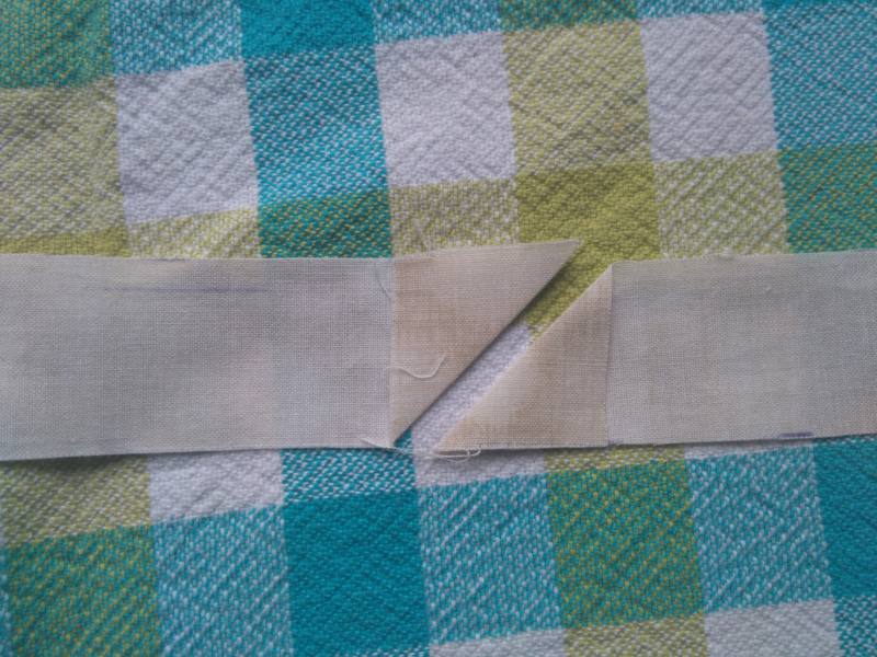 Die überlappenden Stücke im 45 Grad Winkel umklappen